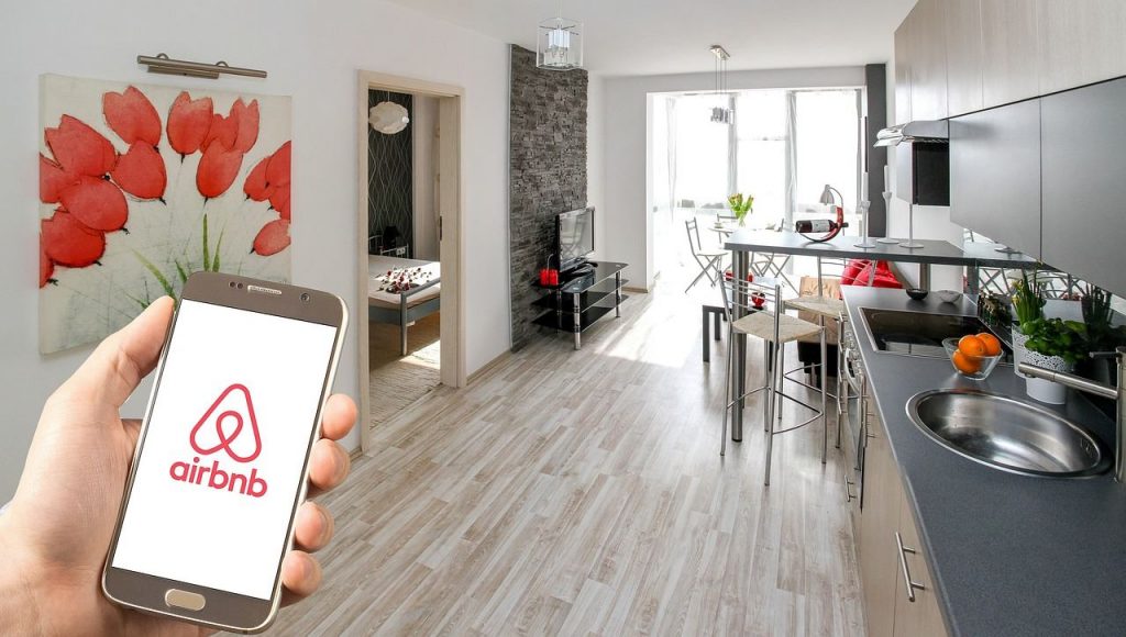 Elige la categoría que necesitas de alojamiento u hospedaje a través de la app Airbnb
