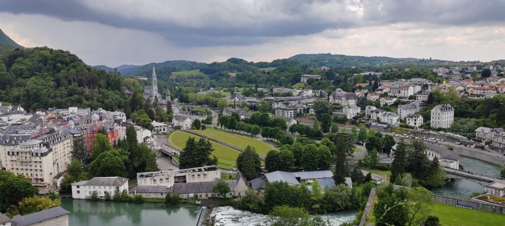 Santuario de Nuestra Señora de Lourdes,en la región de Occitania, en los Altos Pirineos, Francia