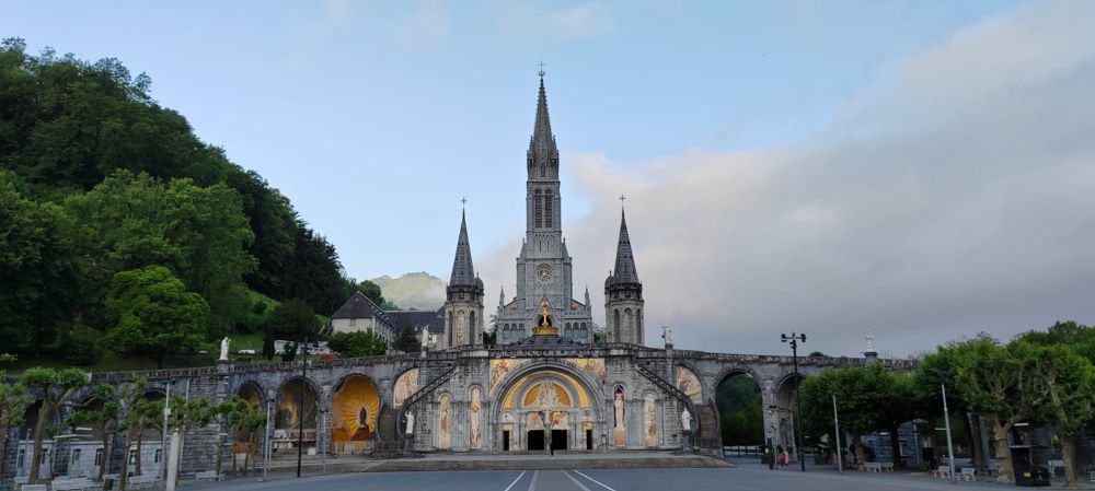 Santuario de Nuestra Señora de Lourdes, en Francia, en la región de Occitania, en los Altos Pirineos