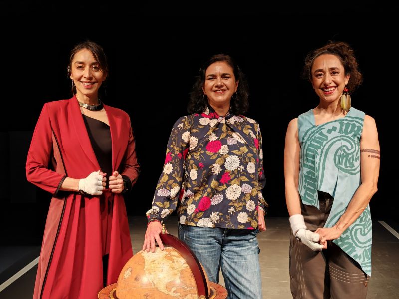 Directora y actrices de la obra Marina & Isabel: El mundo en juego, que se presenta en el Teatro El Galeón.