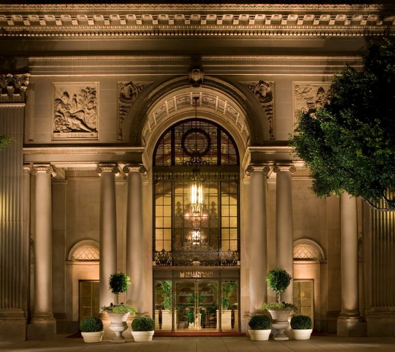 Fue en Millenium Biltmore Hotel, donde tras varias reuniones se definió el diseño de la estatuilla de los Premios Oscar, en 1927.