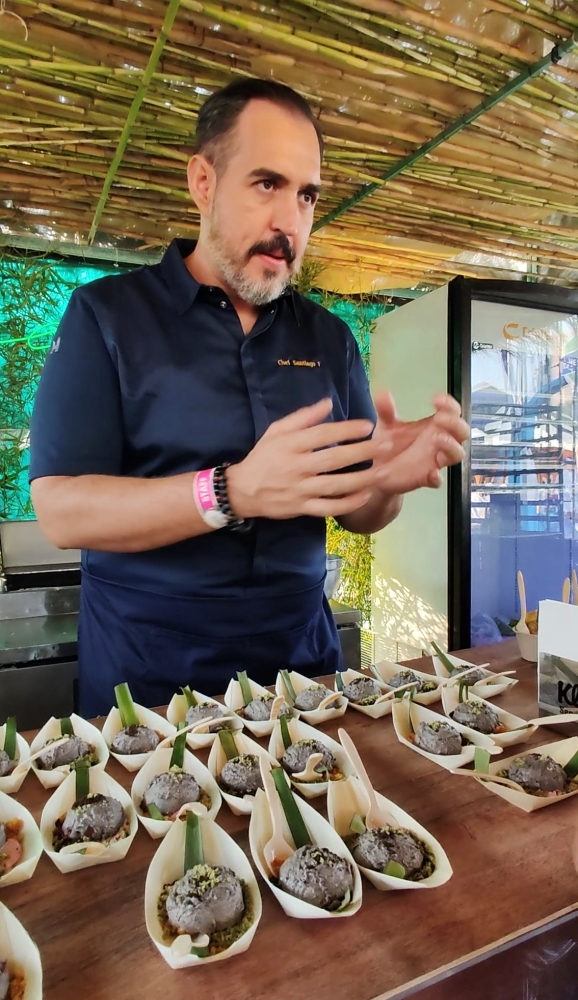 Chef Gonzalo Fernández presentando un poco de los Sabores de Costa Rica. Esferas Precolombinas de Chocolate