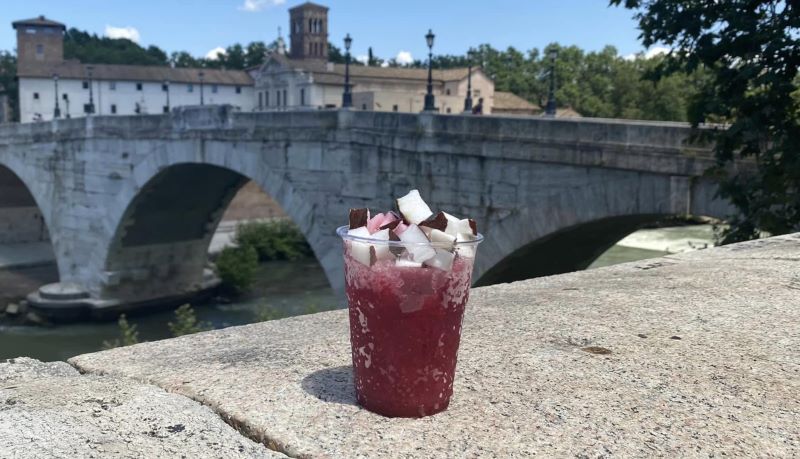 En este listado de bebidas típicas en el mundo, te presentamos la grattachecca, que se disfruta en Roma