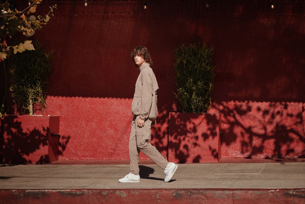 Look monocromático para andar por la ciudad de Buenos Aires, con unos tenis Reebok Club C 85.