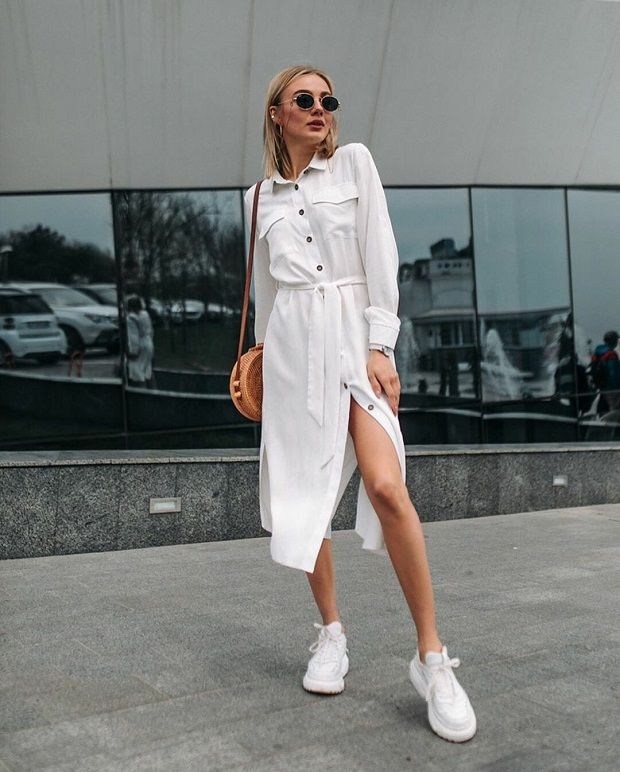 Vestido de lino y tenis blancos, una buena combinación.