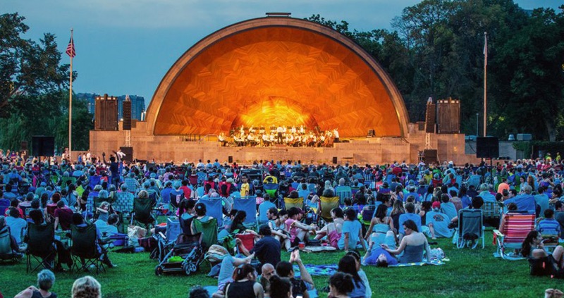 En The Hatch Shell, un concierto te vendría muy bien cuando estés de viaje por la ciudad de Boston.