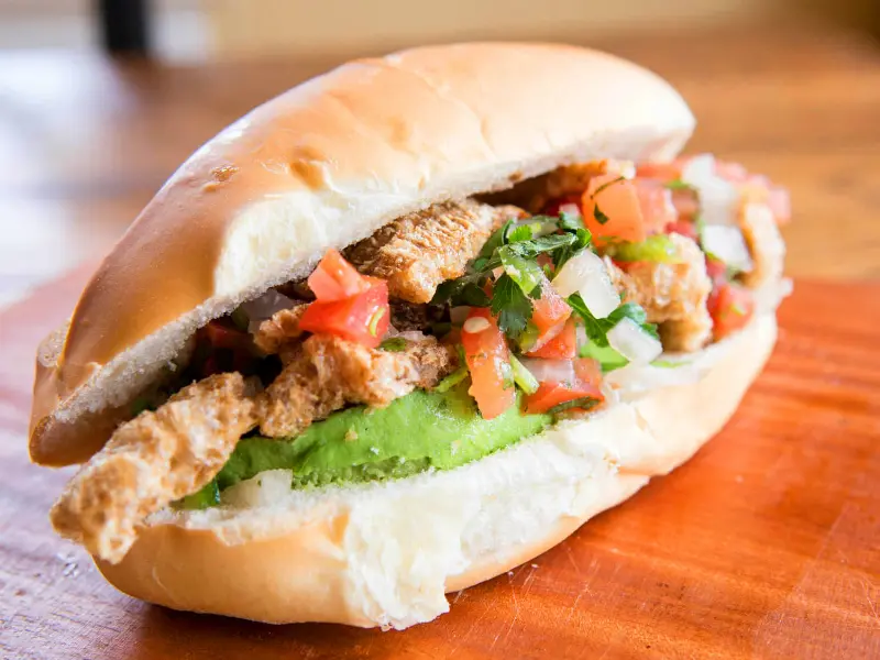 Prueba las Guacamayas, un antojito que forma parte de los Sabores en León. Puedes ir a visitar las Guacamayas de Javier
