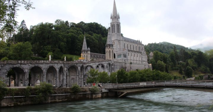 Conocer la ciudad de Lourdes al sur de Frnacia, te dará un respiro de paz y tranquilidad. Te invitamos a leer el artículo completo en la Revista Verest.
