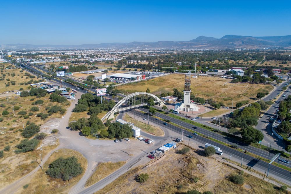 A la ciudad de León puedes llegar por aire o por tierra, la conectividad te acercará a donde necesites ir.