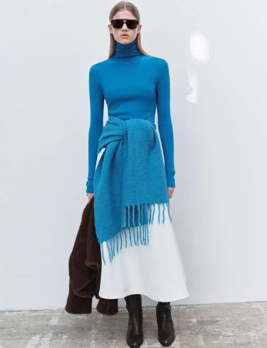 La invitación es a que le imprimas un estilo propio a cada prenda que utilices. Por ejemplo, la manera de usar una bufanda.