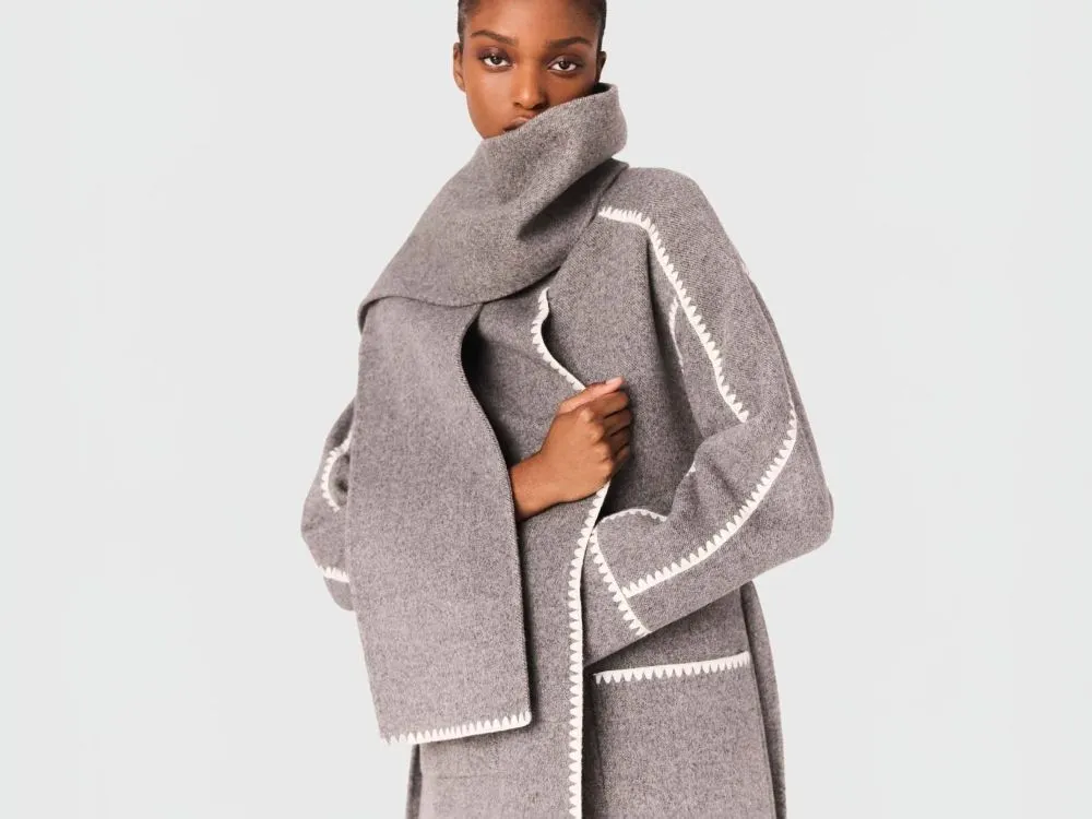 Este abrigo gris con costuras en blanco son una muestra de la ligereza y nos da una idea de que la moda invernal también tiene mucho estilo.