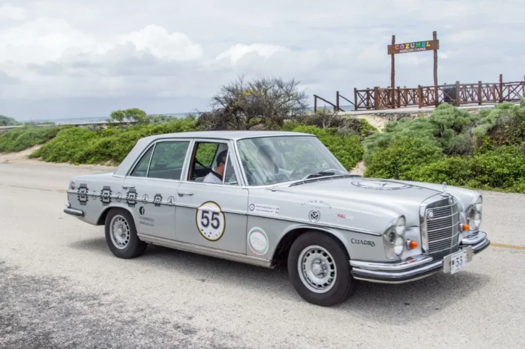 Auto Clásico Mercedes Benz en el Rally Maya México.