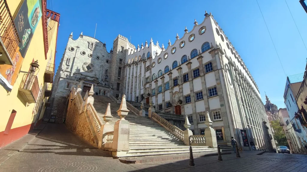 Las afueras de la Univesidad de Guanajuato es un spot perfecto para tus fotografías en Guanajuato Capital.