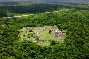 Zona arqueológica de Aké en Yucatán. El Palacio de las Columnas y los caminos mayas.