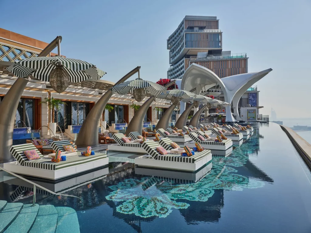 Cloud 22 en Atlantis The Royal estrena imagen con Dolce&Gabbana, que va a tono de su piscina infinita.