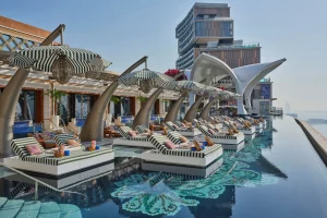 Cloud 22 en Atlantis The Royal estrena imagen con Dolce&Gabbana, que va a tono de su piscina infinita.