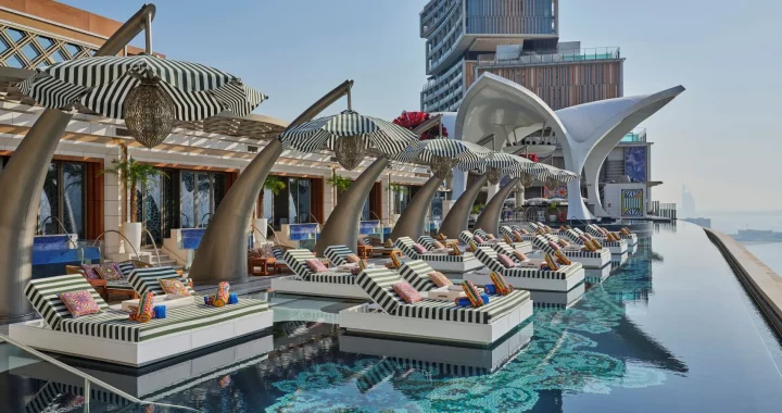 Cloud 22 en Atlantis The Royal estrena imagen con Dolce&Gabbana, que va a tono de su piscina infinita.