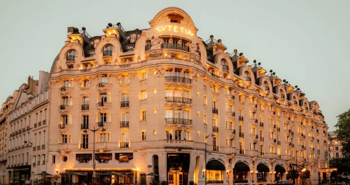 Fachada histórica del Hotel Lutetia en París, 115 aniversario.