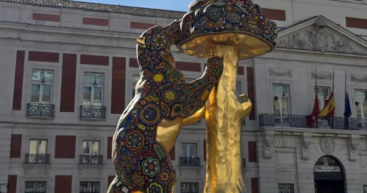 México en Fitur 2026. Escultura El Oso y el Madroño, reinterpretada desde el arte wixárika, elaborada por artistas nayaritas.