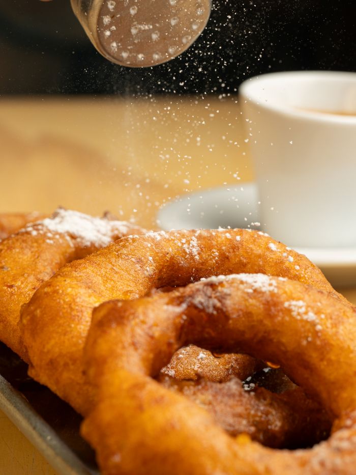 Siempre hay lugarcito para un clásico postre peruano y Bolichera 21 trae los Picarones.