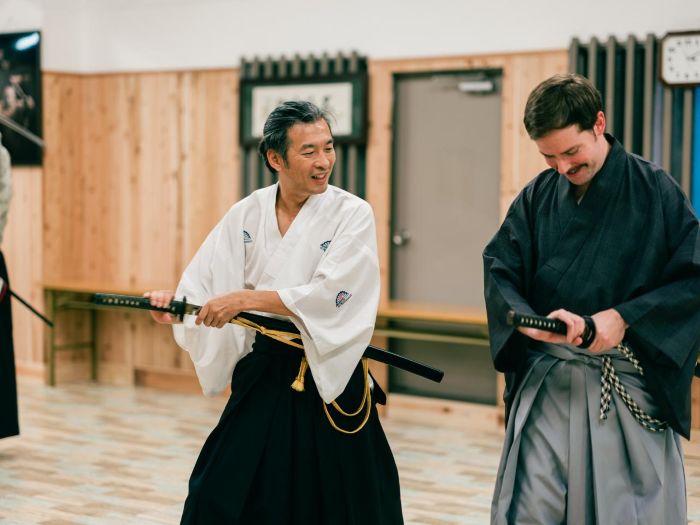 Una de las experiencias de viaje en Japón es practicar laido, que es el arte de desenvainar la katana.
