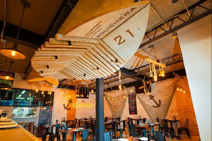 El ambiente en Bolichera 21 es casual, con una atención cercana, que se centra en que disfrutes cada uno de tus platillos durante la estancia