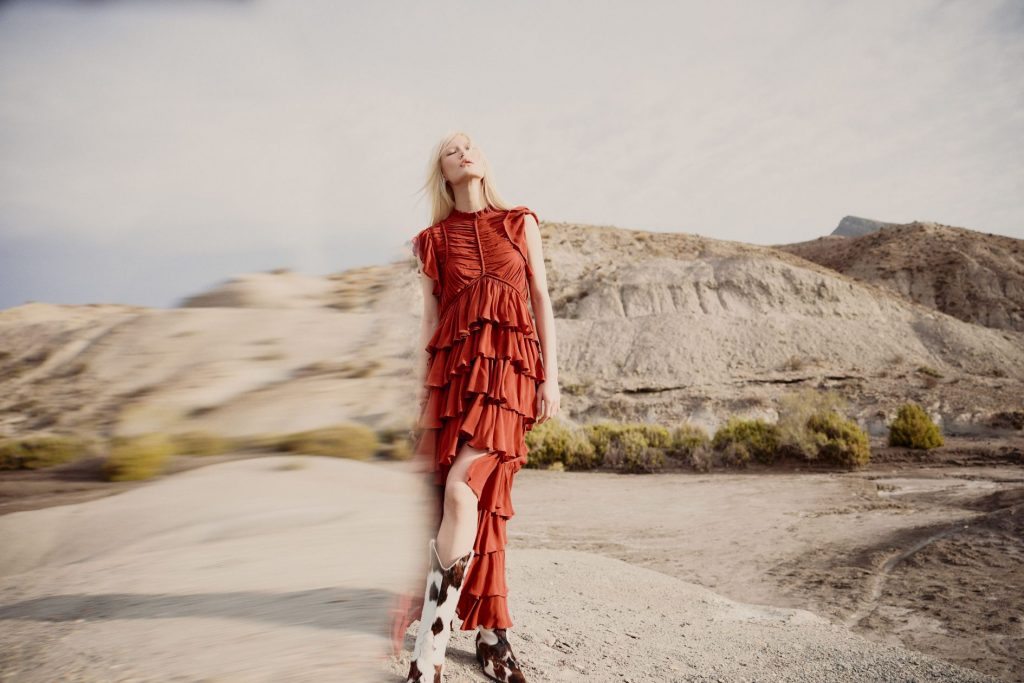 La nueva colección de moda de AllSaints es una invitación hacia lo natural, la reinvención y la calma.