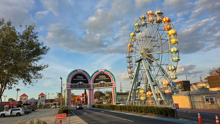 Old Town - Entrada y Ferris Wheel