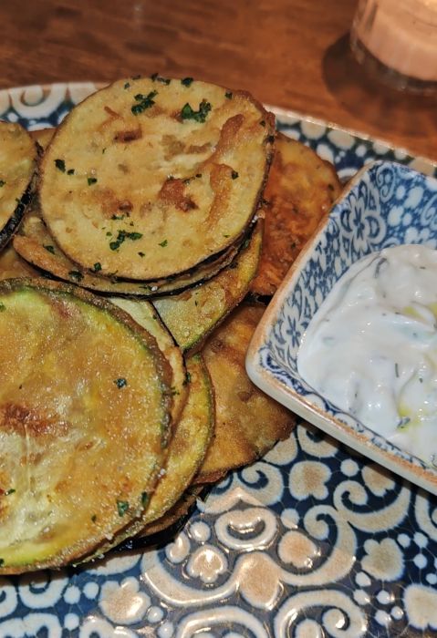 Chips de calabazas y Berenjenas en el Restaurante Ennéa, un clásico de la cocina griega.