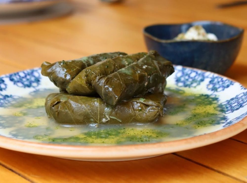 En el restaurante Ennéa un imperdible de la comida libanesa son als hojas de parra de cordero y res.