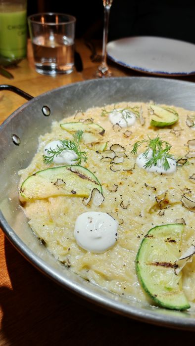 Orzo con Labneh es un imperdible de Ennéa, donde el chef Axel Vázquez fusiona su expertise en la comida griega y la italiana.