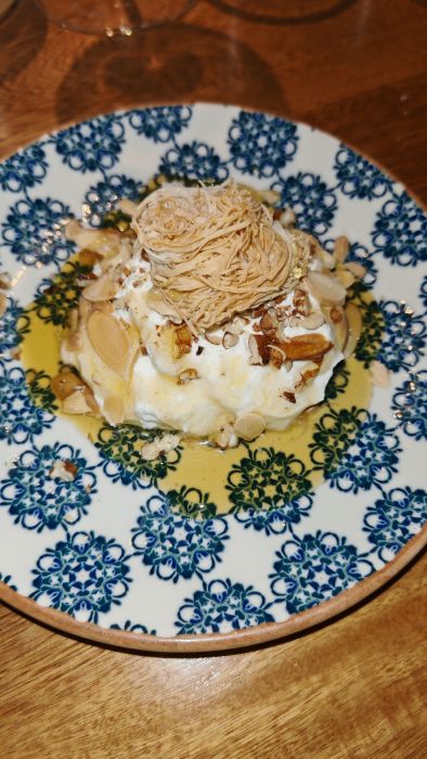 Uno de los postres en el Restaurante Ennéa es el Yogurt Griego, que por cierto, tiene miel de Michoacán.