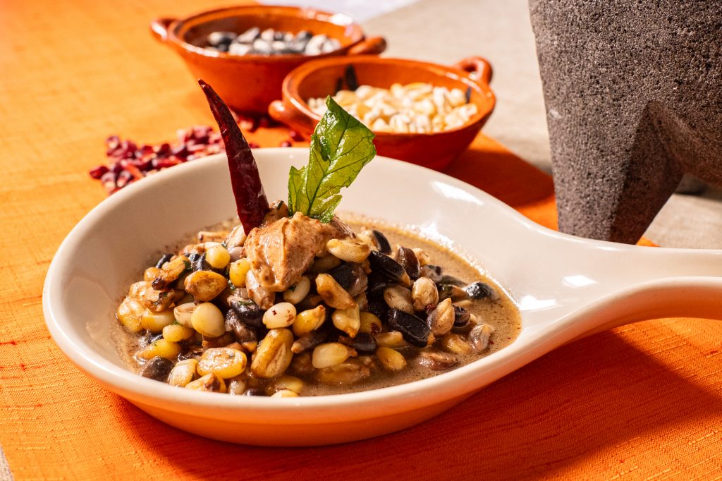 Esquites mixtos artesanales con mayonesa de chapulines HAcienda de los Morales