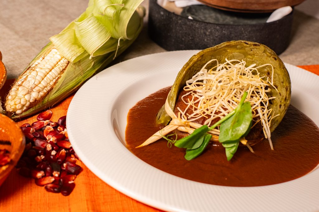 Filete de Res envuelto en Nopal sobre Salsa de Chile Cascabel Hacienda de los Morales