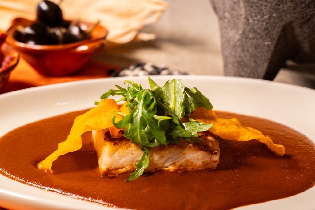 Manchamanteles con róbalo y chips de camote HAcienda de los Morales