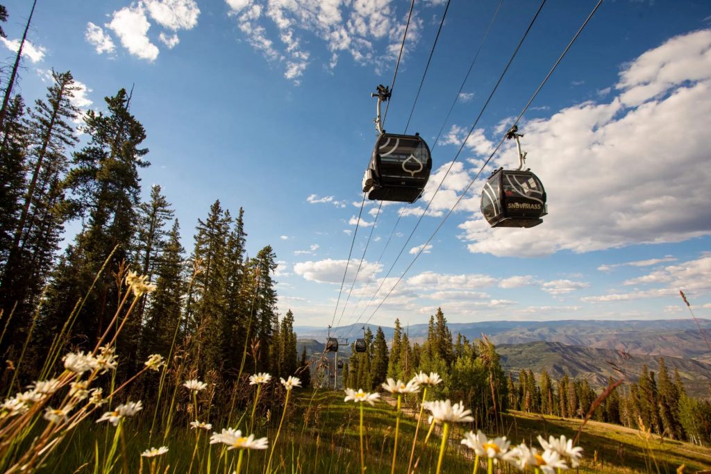 Snowmass, conocido como resort de esquí invernal, también es un vibrante y divertido destino en el verano y otoño. Localizado a 14 km de Aspen, Colorado.
