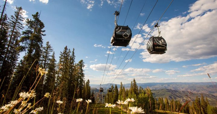 Snowmass, conocido como resort de esquí invernal, también es un vibrante y divertido destino en el verano y otoño. Localizado a 14 km de Aspen, Colorado.