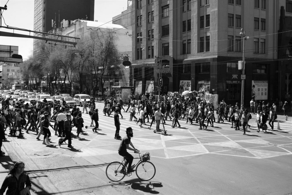 Descubre a 4 autores que te llevarán a través de sus libros a recorrer la Ciudad de México.