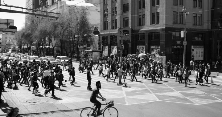 Descubre a 4 autores que te llevarán a través de sus libros a recorrer la Ciudad de México.