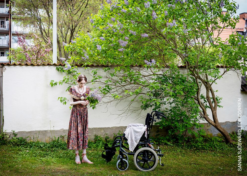 Engla Louise recoge lilas del parque de la Sociedad de Jardinería de Linköping, situado junto a su casa. Para ella es importante estar rodeada de belleza. Linköping, Suecia, 14 de mayo de 2025. World Press Photo 2026