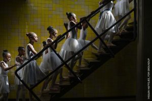 Jóvenes bailarines de la Escuela de Ballet de Johannesburgo tras bambalinas en el Teatro Soweto durante su función de fin de año. Soweto, Sudáfrica, 7 de diciembre de 2025. World Press Photo 2026