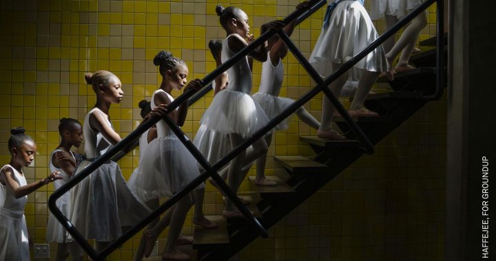 Jóvenes bailarines de la Escuela de Ballet de Johannesburgo tras bambalinas en el Teatro Soweto durante su función de fin de año. Soweto, Sudáfrica, 7 de diciembre de 2025. World Press Photo 2026