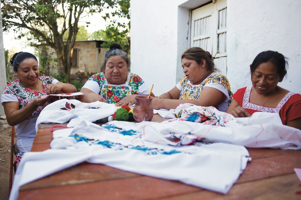 Artesanas de Yucatán, confeccionando vestidos