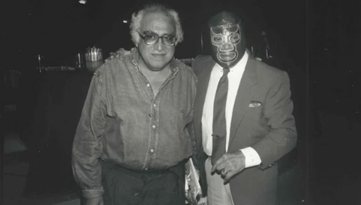 Blue Demon con el escritor Carlos Monsiváis, fotografía del Museo del Estanquillo