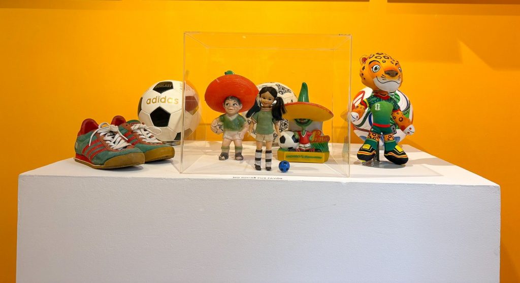 "M" del Mundial como parte de la exposición La colección, con todas sus letras, en el Museo del Objeto del Objeto (MODO).