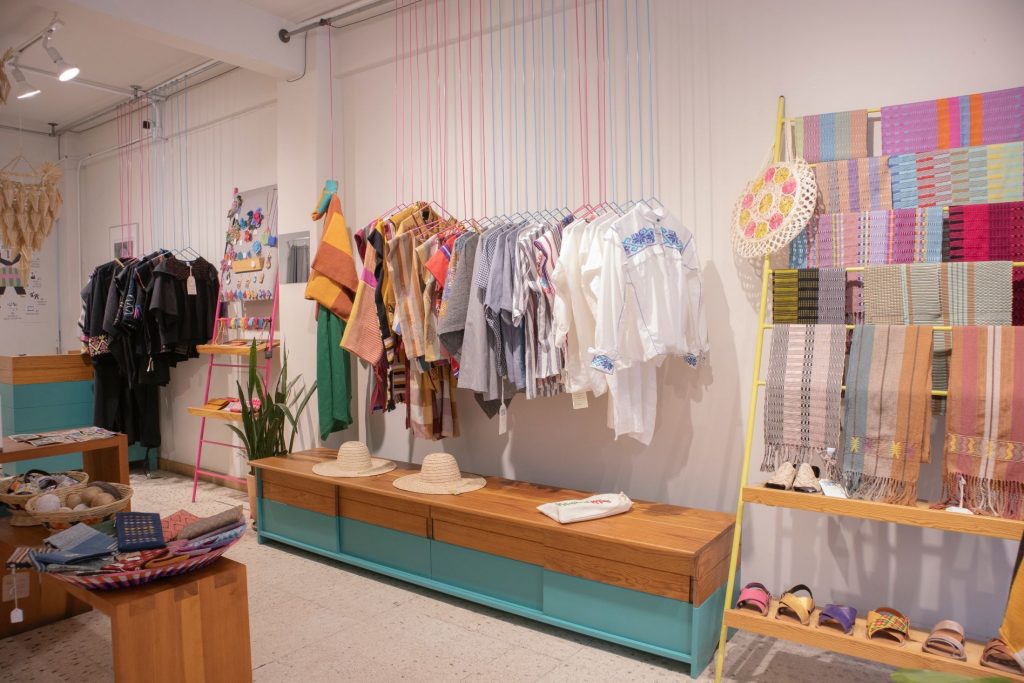 Fábrica Social es un proyecto que apoya a mujeres artesanas de distintos estados del país, poniendo en alto su labor artesanal y conocimientos en en la confección de prendas, respetando sus tradiciones y conocimientos.