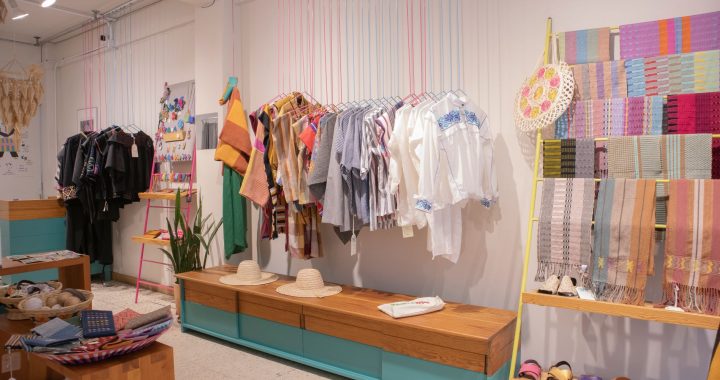 Fábrica Social es un proyecto que apoya a mujeres artesanas de distintos estados del país, poniendo en alto su labor artesanal y conocimientos en en la confección de prendas, respetando sus tradiciones y conocimientos.