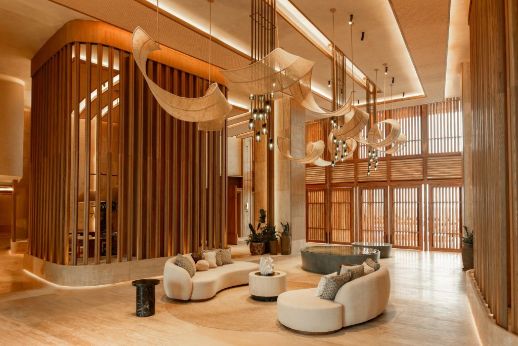 ​El St. Regis Costa Mujeres Resort redefine la exclusividad mediante un equilibrio entre la historia maya y una visión moderna.