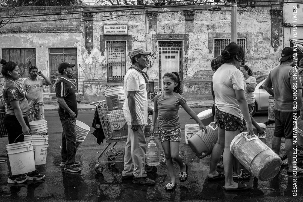 Residentes de Monterrey hacen fila para recibir agua. Algunos bloquearon calles para exigir el servicio. En respuesta, grandes camiones cisterna distribuyeron agua diariamente a los barrios más vulnerables de la ciudad. Nuevo León, México, 21 de junio de 2022. World Press Photo 2026.