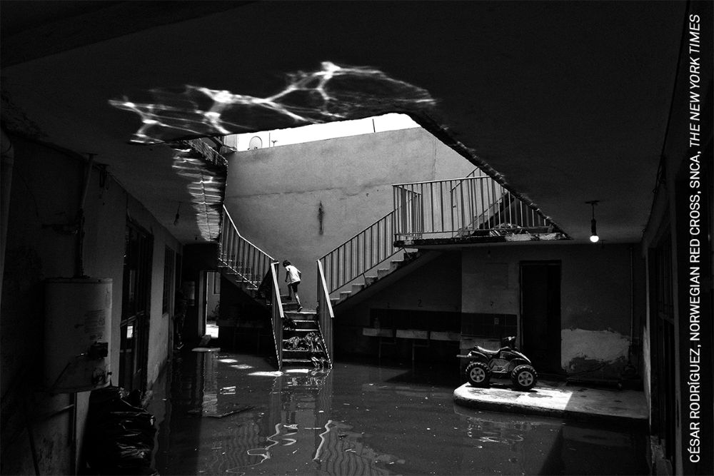 Un niño sube corriendo al segundo piso de una casa parcialmente sumergida. Las inundaciones de 2024 afectaron a 7000 residentes. Muchas familias perdieron pertenencias personales como fotografías y otros objetos preciados. Chalco, Estado de México, México, 19 de agosto de 2024. World Press Photo 2026